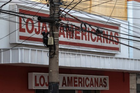 Foto de Sao Paulo, Brazil, february 10, 2023. Lojas Americanas facade and logo in the city center of Marlia, SP. The company is listed on the stock exchange (B3) as AMER3. - Imagen libre de derechos