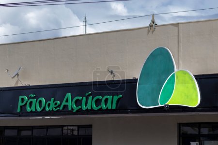 Téléchargez les photos : Marilia, Sao Paulo, Brésil, 11 mars 2023. Logo du supermarché Pao de Acucar sur la façade d'un magasin de la ville - en image libre de droit