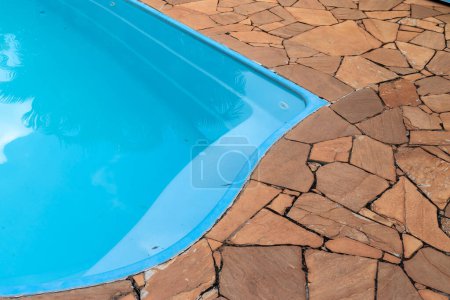 Téléchargez les photos : Détail de piscine bleue et sol en pierre au Brésil - en image libre de droit