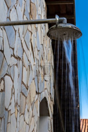 Foto de Pared de piedra con ducha con agua que cae, al aire libre en una piscina en Brasil - Imagen libre de derechos