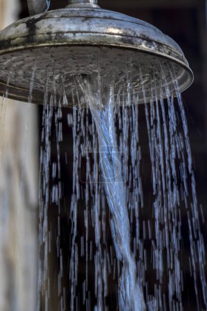 Foto de Pared de piedra con ducha con agua que cae, al aire libre en una piscina en Brasil - Imagen libre de derechos