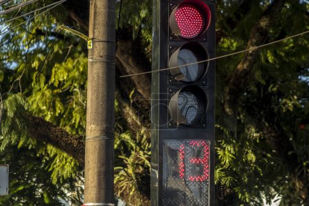 Foto de Semáforo numérico de vehículos con cuenta atrás en una calle de la región central de Marilia, SP - Imagen libre de derechos