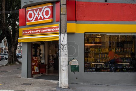 Foto de Sao Paulo, Brasil, 29 de abril de 2023. Vista frontal del supermercado Oxxo en la ciudad de Sao Paulo. Oxxo es popular cadena mexicana de tiendas de comestibles o tiendas de conveniencia - Imagen libre de derechos