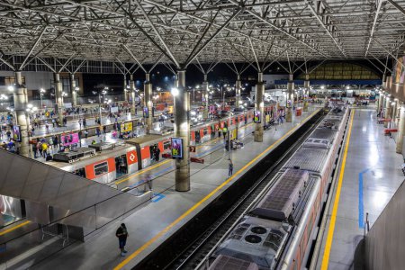 Foto de Sao Paulo, Brasil, 28 de mayo de 2023. La gente espera en la plataforma de la estación de Bras en Sao Paulo. Esta estación sirve para metro y CPTM. - Imagen libre de derechos
