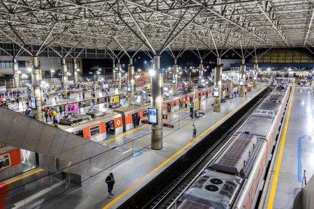Foto de Sao Paulo, Brasil, 28 de mayo de 2023. La gente espera en la plataforma de la estación de Bras en Sao Paulo. Esta estación sirve para metro y CPTM. - Imagen libre de derechos