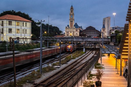 Façade du bâtiment historique siège de la gare de Luz et du musée de la langue portugaise, avec le mouvement des trains dans la cour de manoeuvre du CPTM, à côté de la gare Julio Prestes et du bâtiment Sala Sao Paulo, au centre-ville de Sao Paulo.