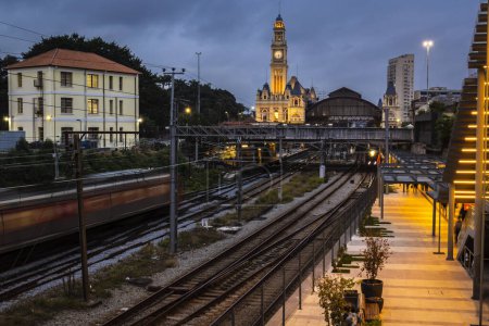 Façade du bâtiment historique siège de la gare de Luz et du musée de la langue portugaise, avec le mouvement des trains dans la cour de manoeuvre du CPTM, à côté de la gare Julio Prestes et du bâtiment Sala Sao Paulo, au centre-ville de Sao Paulo.