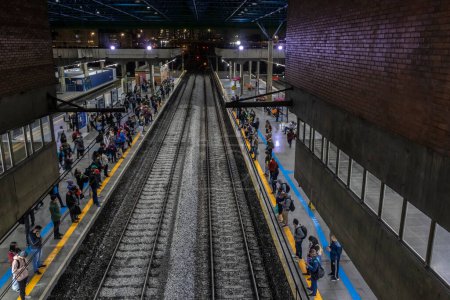 Foto de Sao Paulo, Brasil, 14 de junio de 2023. La gente espera en la plataforma de la estación Barra Funda en Sao Paulo. Esta estación sirve para metro y CPTM. - Imagen libre de derechos