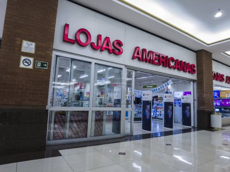 Foto de Sao Paulo, Brasil, 03 de agosto de 2023. Entrada de Lojas Americanas, la cadena brasileña de grandes almacenes, dentro de un centro comercial - Imagen libre de derechos