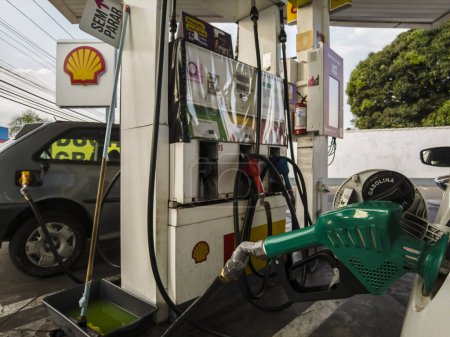 Foto de Marilia, Sao Paulo, Brasil, 16 de agosto de 2023. El coche está alimentado con etanol en una gasolinera Shell en la ciudad de Marilia, estado de So Paulo - Imagen libre de derechos