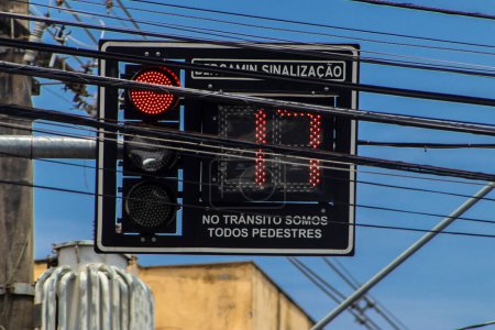 Foto de Marilia, Sao Paulo, Brasil, 18 de octubre de 2023: Semáforo numérico para vehículos con cuenta atrás en una calle de la región central de Marilia, SP - Imagen libre de derechos
