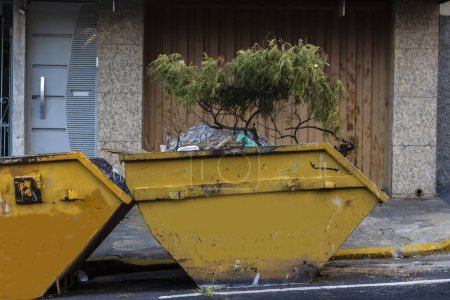 Téléchargez les photos : Vieille benne à ordures en métal usagé dans une rue au Brésil - en image libre de droit