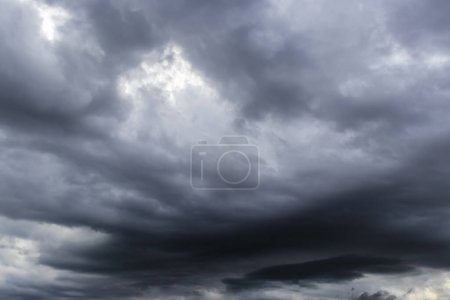 Ciel et nuage noir. Nuages de tempête gris foncé. Ciel dramatique. éclairage dans un nuage sombre et orageux. B Météo horrible, au Brésil