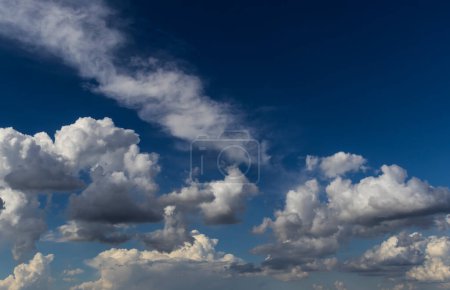 Abstrakter Hintergrund schöner weißer Wolken mit blauem Himmel in Brasilien
