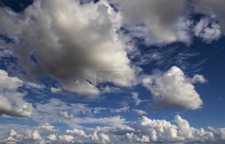 Abstrakter Hintergrund schöner weißer Wolken mit blauem Himmel in Brasilien
