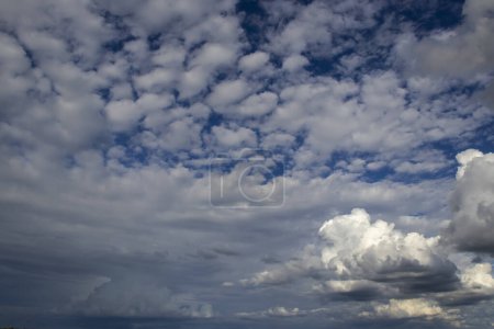 Téléchargez les photos : Fond abstrait de beaux nuages blancs au ciel bleu au Brésil - en image libre de droit