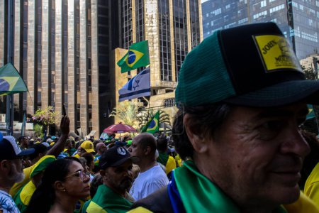 Foto de Sao Paulo, SP, Brasil. 25 de febrero de 2024. Partidarios de Jair Bolsonaro realizaron un mitin en la Avenida Paulista, en Sao Paulo Brasil - Imagen libre de derechos