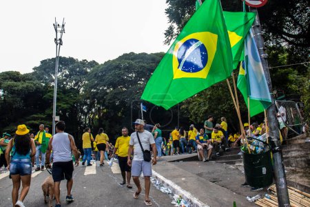 Foto de Sao Paulo, SP, Brasil. 25 de febrero de 2024. Partidarios de Jair Bolsonaro realizaron un mitin en la Avenida Paulista, en Sao Paulo Brasil - Imagen libre de derechos