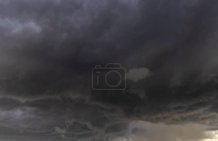 Foto de Nubes oscuras y lluvias sobre la ciudad de Brasil al atardecer - Imagen libre de derechos