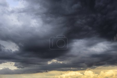 Téléchargez les photos : Dark clouds and rainy over the city in Brazil at a sunset - en image libre de droit
