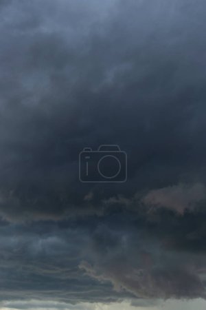 Téléchargez les photos : Dark clouds and rainy over the city in Brazil at a sunset - en image libre de droit
