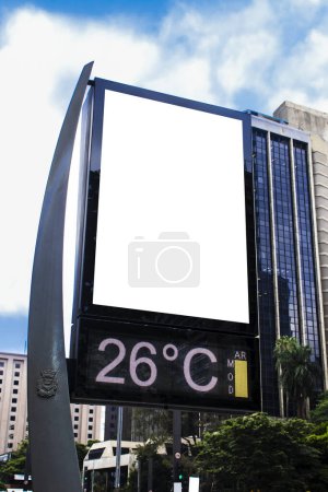 Panneau d'affichage blanc maquette dans la ville de Sao Paulo. Utilisez cette maquette de journée photo pour votre design extérieur.