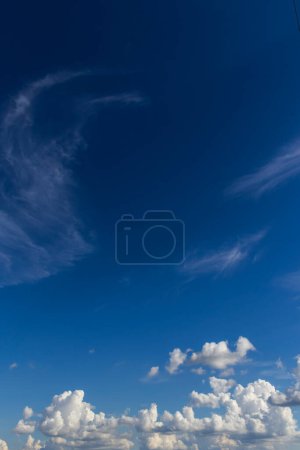 Fondo abstracto de hermosas nubes blancas con cielo azul en Brasil