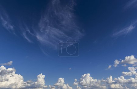 Fondo abstracto de hermosas nubes blancas con cielo azul en Brasil
