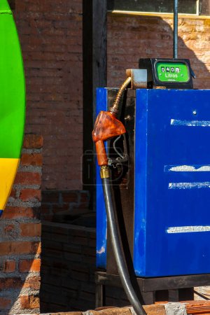 Téléchargez les photos : Vieille pompe pour fournir du carburant diesel à des machines agricoles sur une ferme au Brésil - en image libre de droit