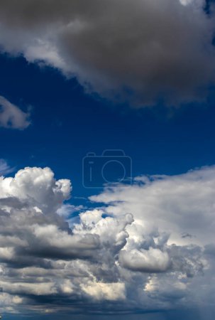 Téléchargez les photos : Fond abstrait de beaux nuages blancs au ciel bleu au Brésil - en image libre de droit
