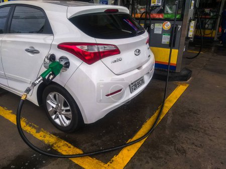 Foto de Marilia, Sao Paulo, Brasil, 27 de marzo de 2024. El coche está alimentado con etanol en una gasolinera Ipiranga en la ciudad de Marilia, estado de So Paulo - Imagen libre de derechos