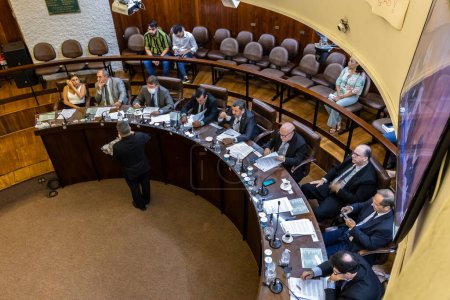 Marilia, Sao Paulo, Brasilien, 06. März 2023: Innenansicht der Plenarsitzung des Stadtrates von Marlia, in Rundschreiben für die 13 Stadträte positioniert.