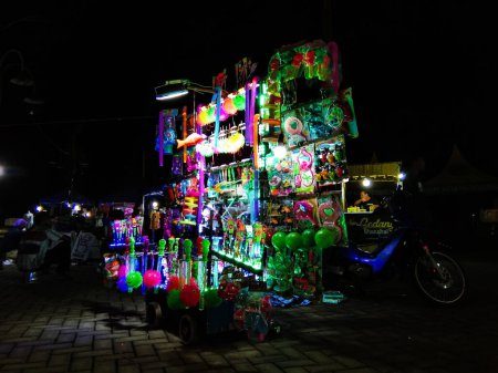 Foto de Probolinggo,Indonesia. abril, 2023: vendedor de juguetes infantiles en una plaza de la ciudad - Imagen libre de derechos