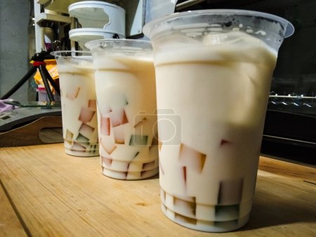 Téléchargez les photos : Boisson froide appelée yakujel se compose de yakult, lait, gelée. très approprié pour étancher la soif.. frais et sain - en image libre de droit