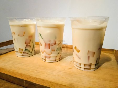 Téléchargez les photos : Boisson froide appelée yakujel se compose de yakult, lait, gelée. très approprié pour étancher la soif.. frais et sain - en image libre de droit