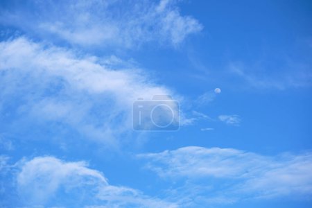 Foto de Luna gigantesca encerada con el cielo azul y las nubes de cirros en la costa del Golfo de Mississippi - Imagen libre de derechos