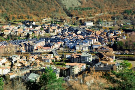 Foto de Vista aérea de una Biescas - Huesca (España) - Otoño - Imagen libre de derechos