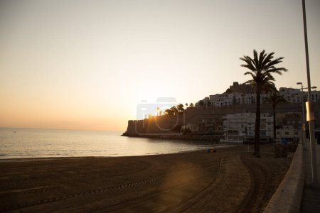 Foto de Puesta de sol en la playa con la costa del mar y los rayos del sol - Imagen libre de derechos