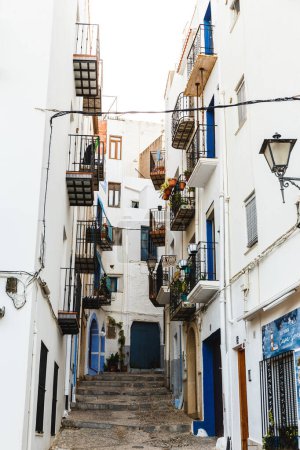 Foto de Hermosa calle en el casco antiguo de obidos, portugal - Imagen libre de derechos