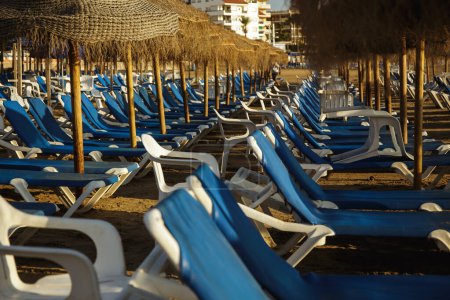 Téléchargez les photos : Tumbonas playa espaa. Peiscola - en image libre de droit