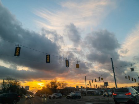 Téléchargez les photos : Une sombre rue de banlieue au coucher du soleil dans le Michigan à la fin de l'hiver - en image libre de droit