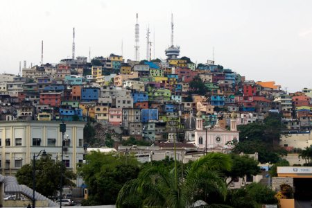 Téléchargez les photos : Las Pe est un quartier emblématique de la ville de Guayaquil. Il est reconnu pour son style architectural colonial et pour être l'endroit où la ville est née. - en image libre de droit