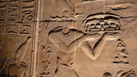Téléchargez les photos : Dédié à Isis, déesse de l'amour, le Temple de Philae est l'un des plus beaux et des mieux conservés du pays. Il est situé sur une petite île accessible uniquement par bateau, quelque chose - en image libre de droit