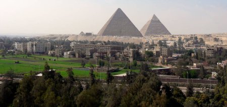 Foto de Las pirámides de Egipto son, de todos los vestigios legados por los egipcios de la Antigüedad, los más portentosos y emblemáticos reconocidos. Construido como criptas reales para los faraones a partir de 2630 2610 aC. - Imagen libre de derechos