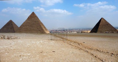 Foto de Las pirámides de Egipto son, de todos los vestigios legados por los egipcios de la Antigüedad, los más portentosos y emblemáticos reconocidos. Construido como criptas reales para los faraones a partir de 2630 2610 aC. - Imagen libre de derechos