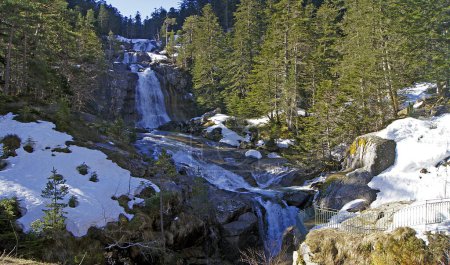 Téléchargez les photos : Pont d'Espagne waterfall, Cauterets, Pyrenees - France - en image libre de droit