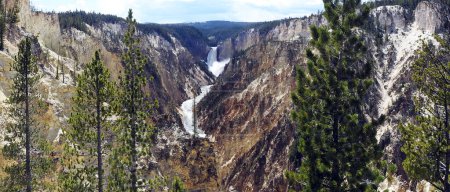 Téléchargez les photos : Upper waterfall in Yellowstown Nat. Park Wyoming - USA - en image libre de droit