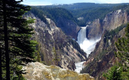 Téléchargez les photos : Upper waterfall in Yellowstown Nat. Park Wyoming - USA - en image libre de droit