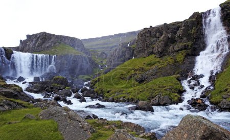 Téléchargez les photos : Vestdalsfossar waterfall in Sey isfj r ur - Iceland - en image libre de droit