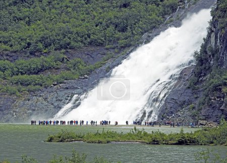 Téléchargez les photos : Waterfall, torrent, Mendenhall Glacier Nat. Park Juneau Alaska USAJPG - en image libre de droit